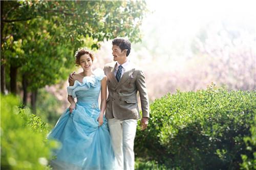 两名男孩偷走柯基后,卖给狗肉车落入狗贩子手里,女生及时赎回来