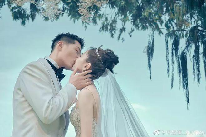温州男教师为求避世,花100万把家涂全黑,9成时间在家“修仙”
