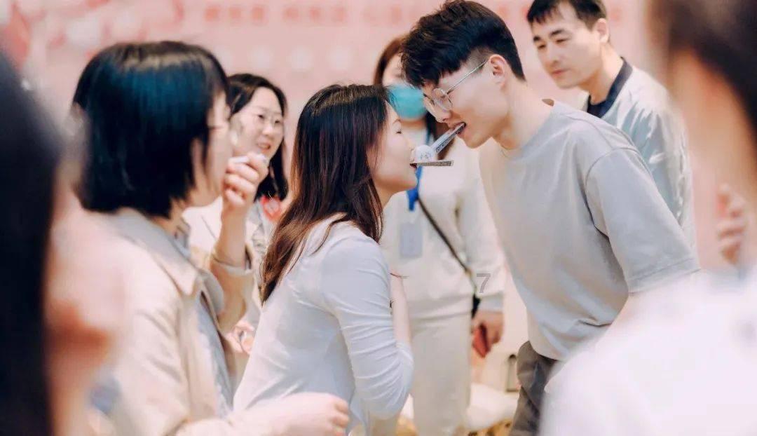 创新龙灯舞动新春