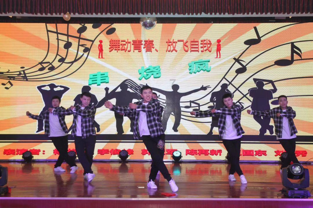 无限翻滚小球